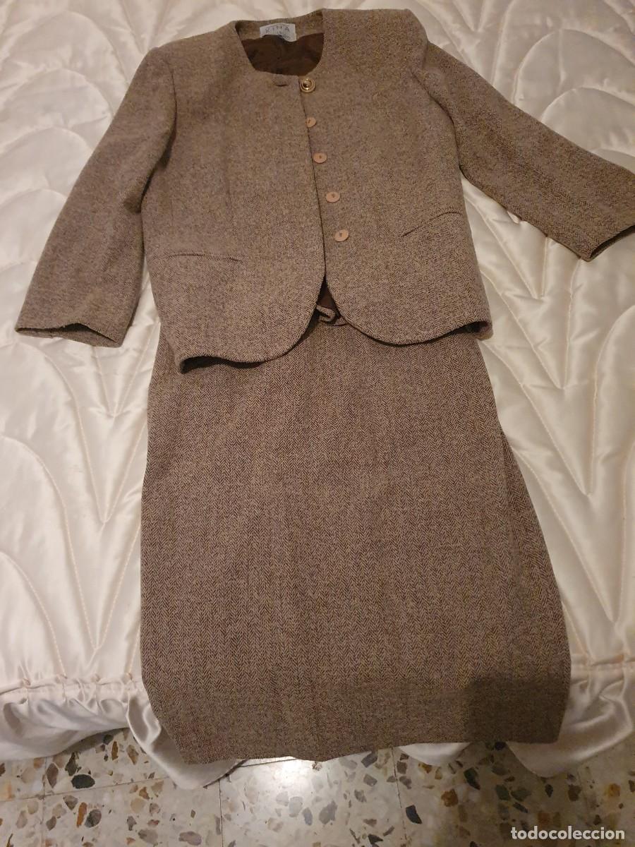 Vintage: Lote 2718. Traje de chaqueta de mujer, de la marca Kira, talla 48