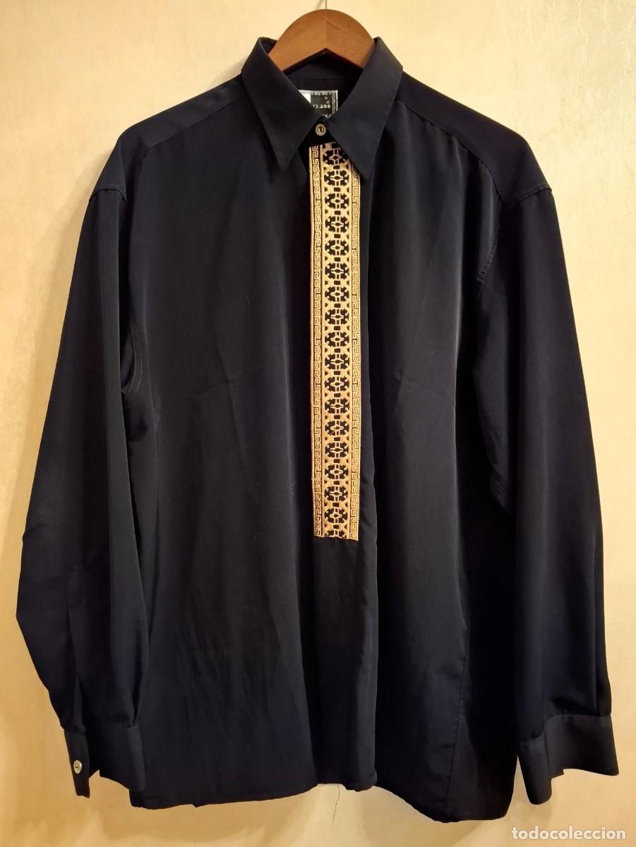 Vintage: CAMISA NEGRA DE HOMBRE DE MANGA LARGA Y BORDADO ANTERIOR DORADO