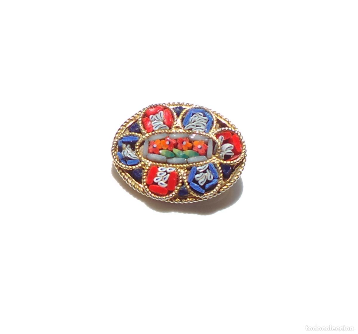 Vintage: BROCHE MICROMOSAICO VINTAGE ITALIANO CON UN MARCO DORADO Y UN DISE&Ntilde;O FLORAL MULTICOLOR. 2.9 CM LARGO