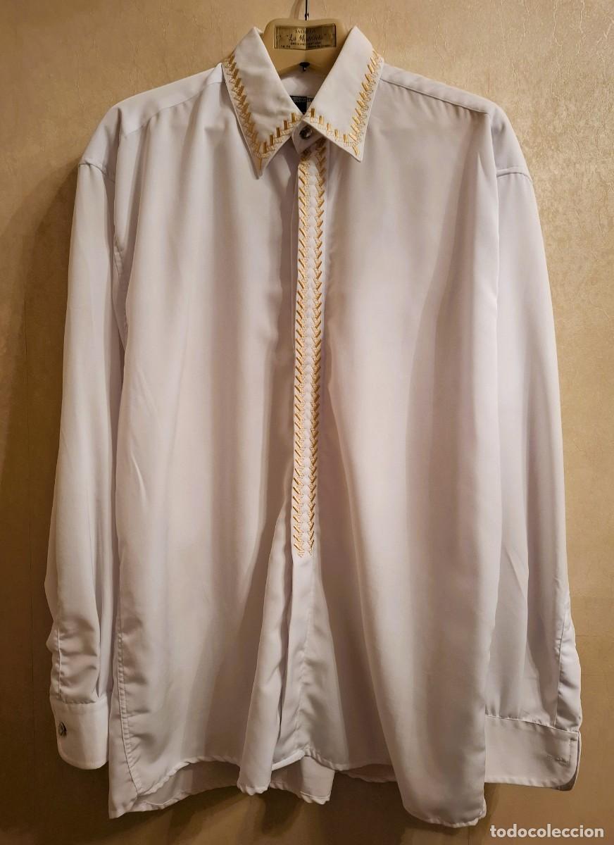 Vintage: CAMISA BLANCA DE HOMBRE DE MANGA LARGA CON BORDADO DORADO EN CUELLO Y PARTE ANTERIOR