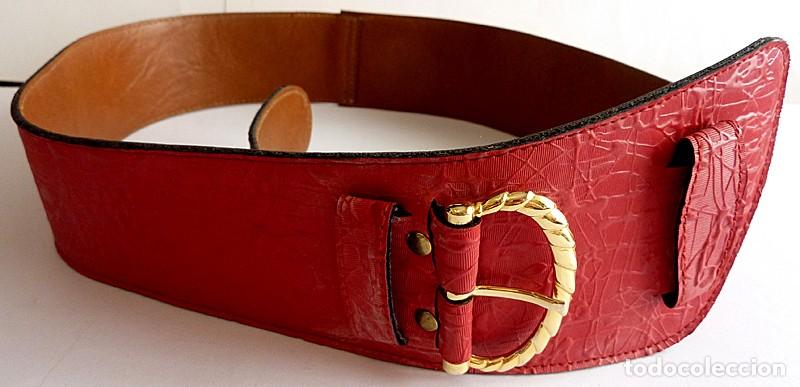 Vintage: BRILLANTE CINTUR&Oacute;N ROJO CON TEXTURA GOTEL&Eacute; - MUY FASHION - 103 CM - COMO NUEVO
