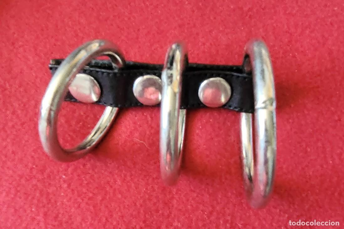 Vintage: Anillo accesorio triple aro met&aacute;lico con tira de cuero negro y corchetes