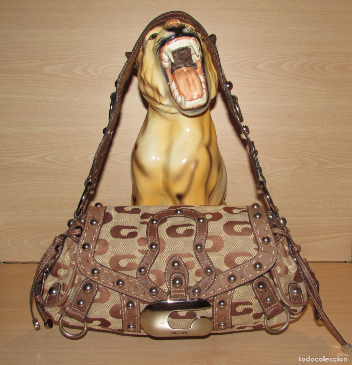 Vintage: Bolso Guess colecci&oacute;n Siena vintage monograma G lona con tachuelas baguette Y2K a&ntilde;os 2000