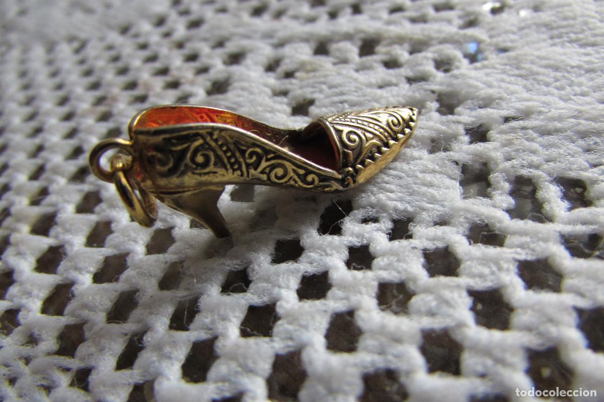 Vintage: Precioso colgante dorado en forma de zapato miniatura.