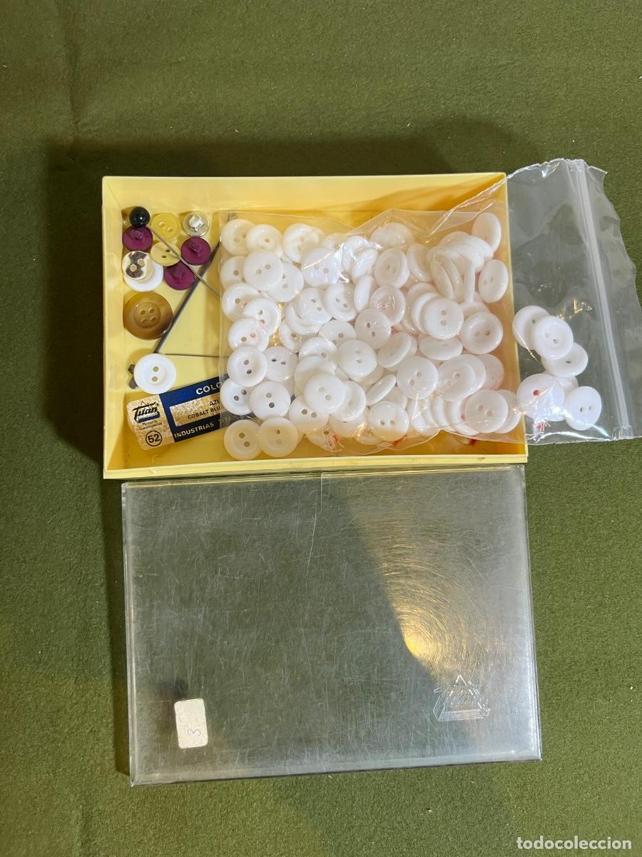 Vintage: Caja vintage de costura con botones blancos de n&aacute;car pl&aacute;stico alfileres agujas e hilo mercer&iacute;a antig