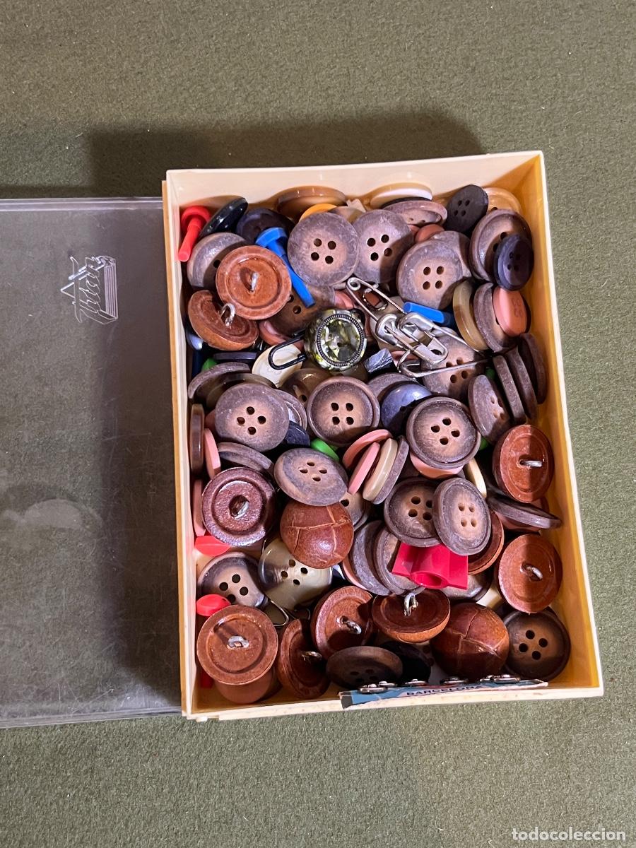 Vintage: Caja vintage de costura con botones de madera pl&aacute;stico y accesorios mercer&iacute;a antigua surtido para co