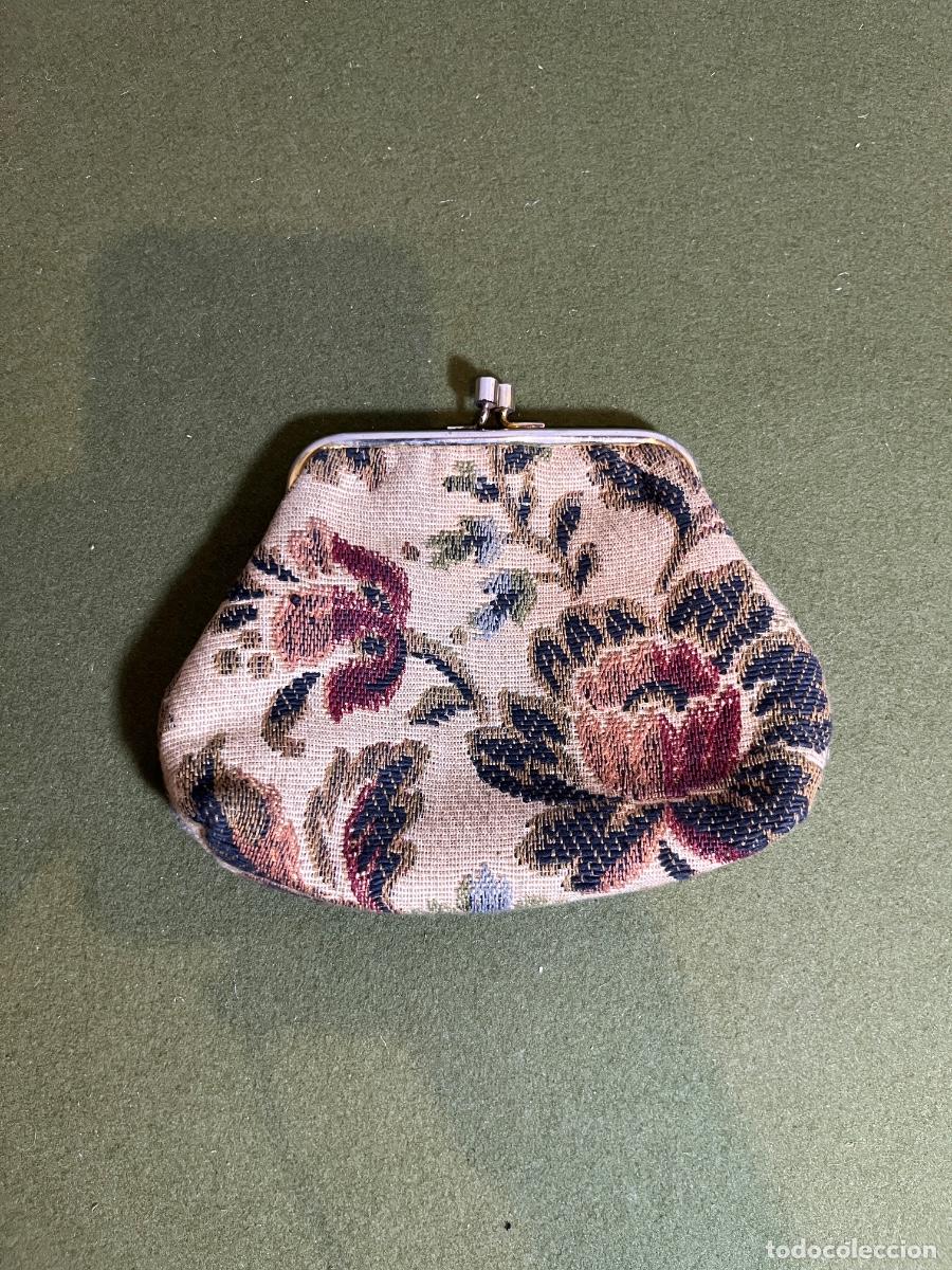Vintage: Monedero vintage de tapiz floral con cierre met&aacute;lico e interior negro &ndash; A&ntilde;os 50 60