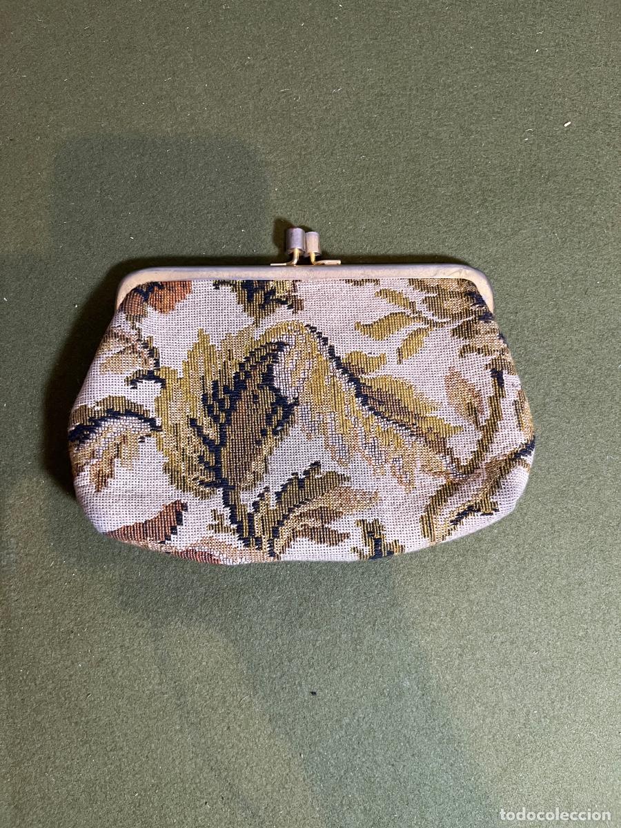 Vintage: Monedero vintage de tapiz floral con cierre met&aacute;lico e interior amarillo &ndash; A&ntilde;os 50 60