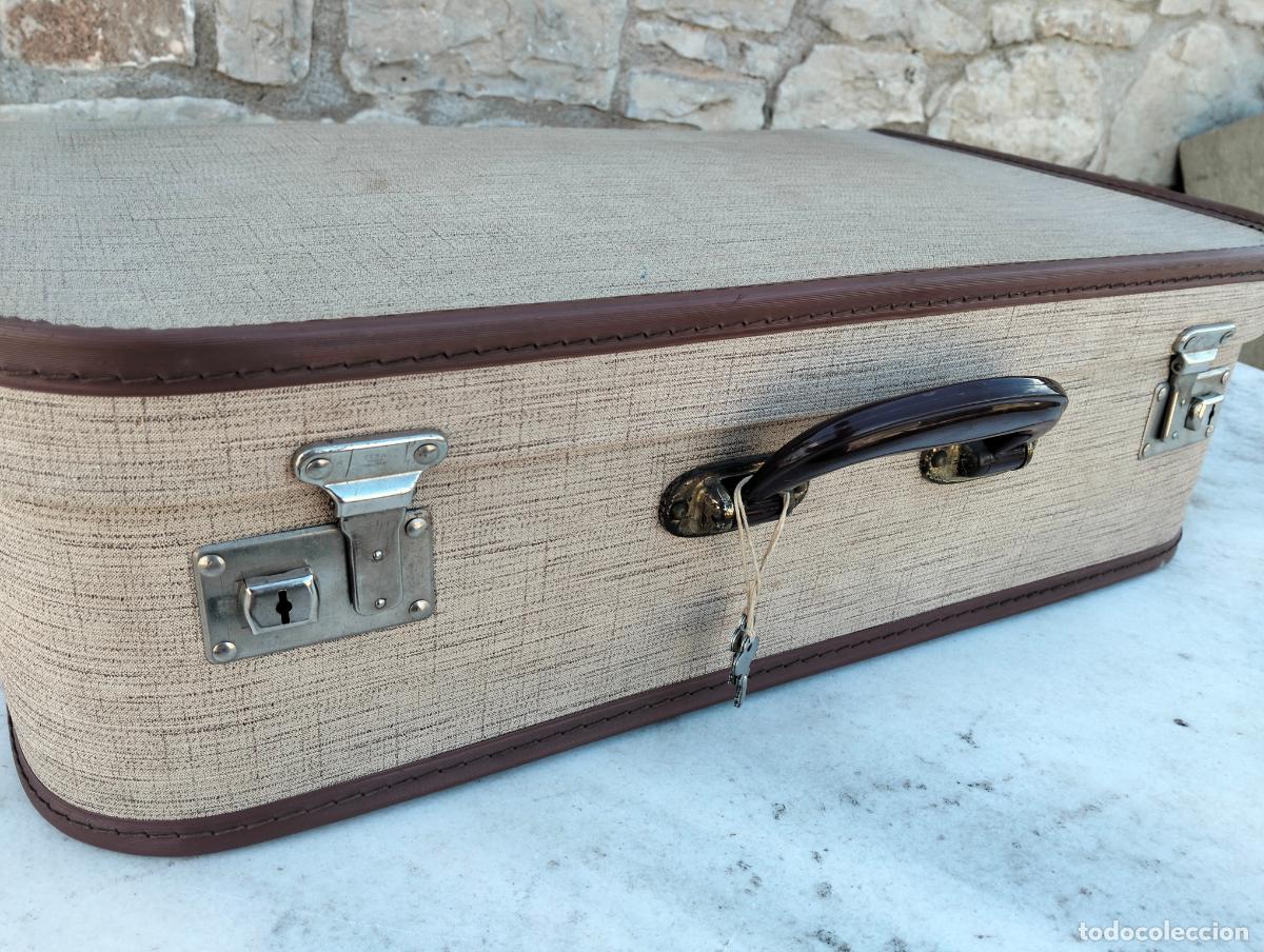 Vintage: Antigua maleta beige marr&oacute;n de tela y cart&oacute;n de viaje cuadrada estilo vintage a&ntilde;os 60