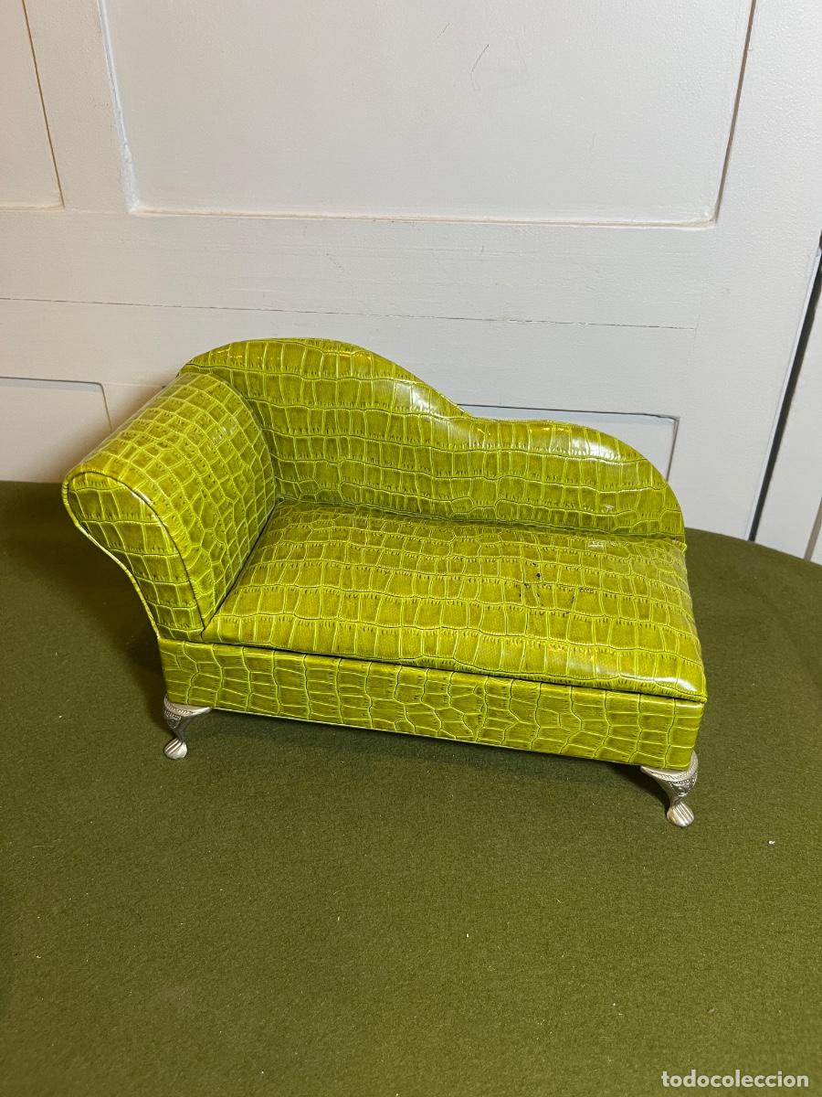 Vintage: Joyero en forma de sof&aacute; div&aacute;n tapizado efecto piel de cocodrilo verde con espejo y patas met&aacute;licas