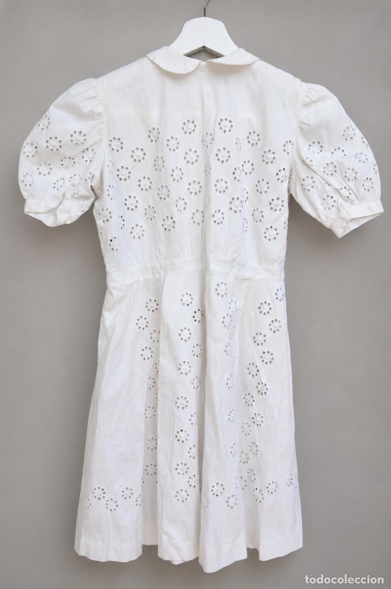 Vintage: Vestido infantil antiguo de piqu&eacute; blanco con bordado ingl&eacute;s y cuello beb&eacute;. A&ntilde;os 40-50