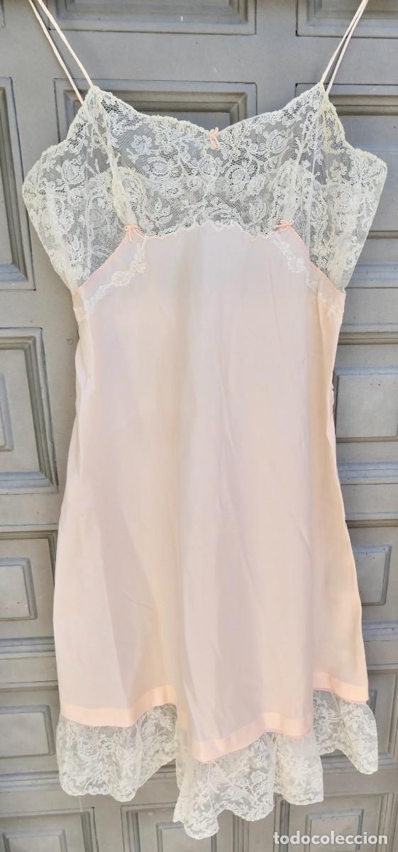 Vintage: Antiguo camis&oacute;n vintage rosa empolvado con encaje floral. Lencer&iacute;a femenina. A&ntilde;os 60-70