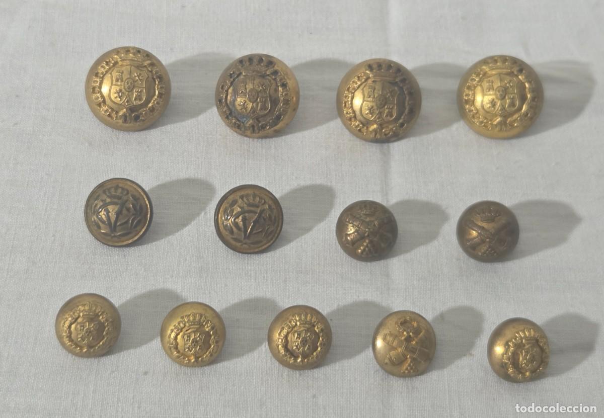 Vintage: 13 botones Alfonsinos de lat&oacute;n y chapa