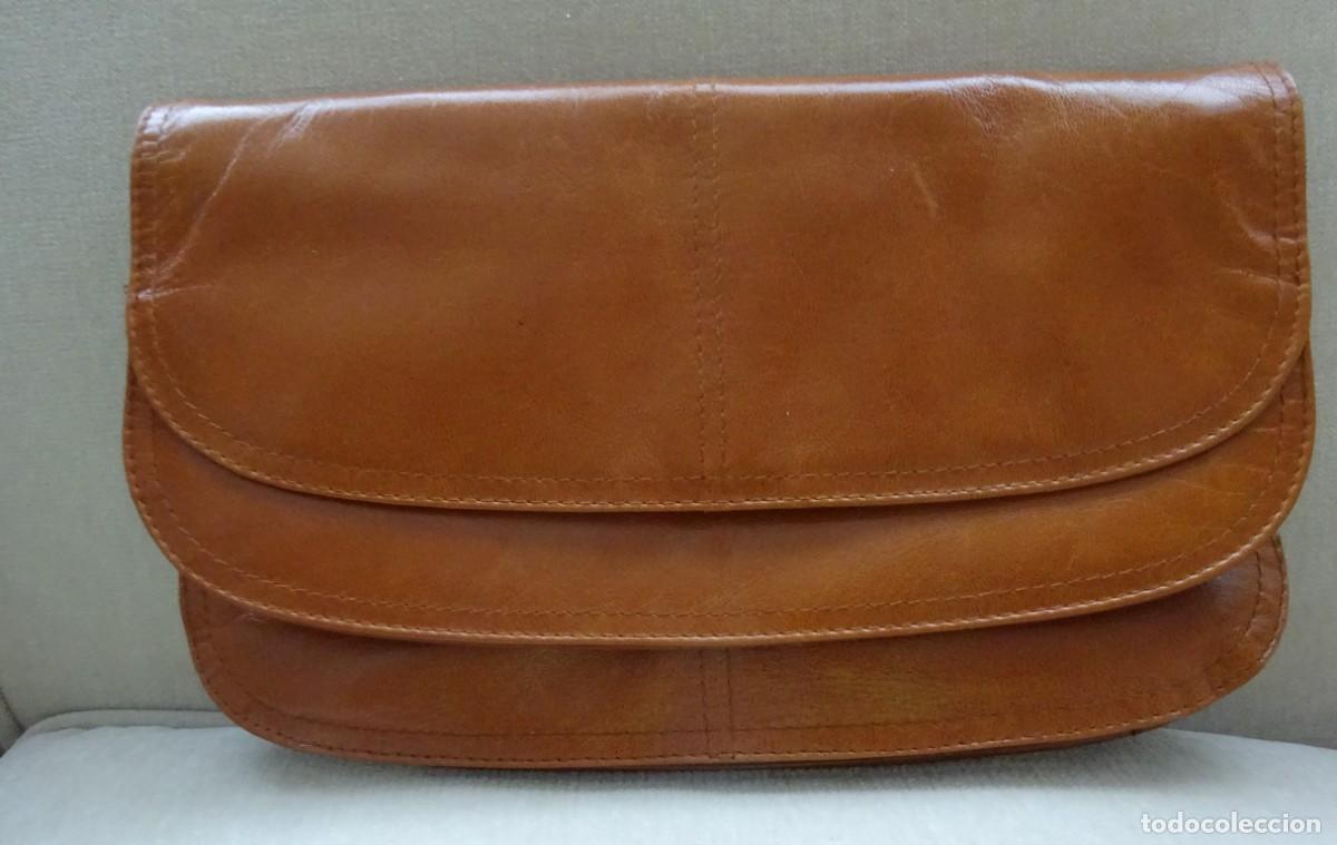 Vintage: BOLSO CARTERA DE PIEL VINTAGE, COLOR CAMEL, ASA REGULABLE, A&Ntilde;OS 70
