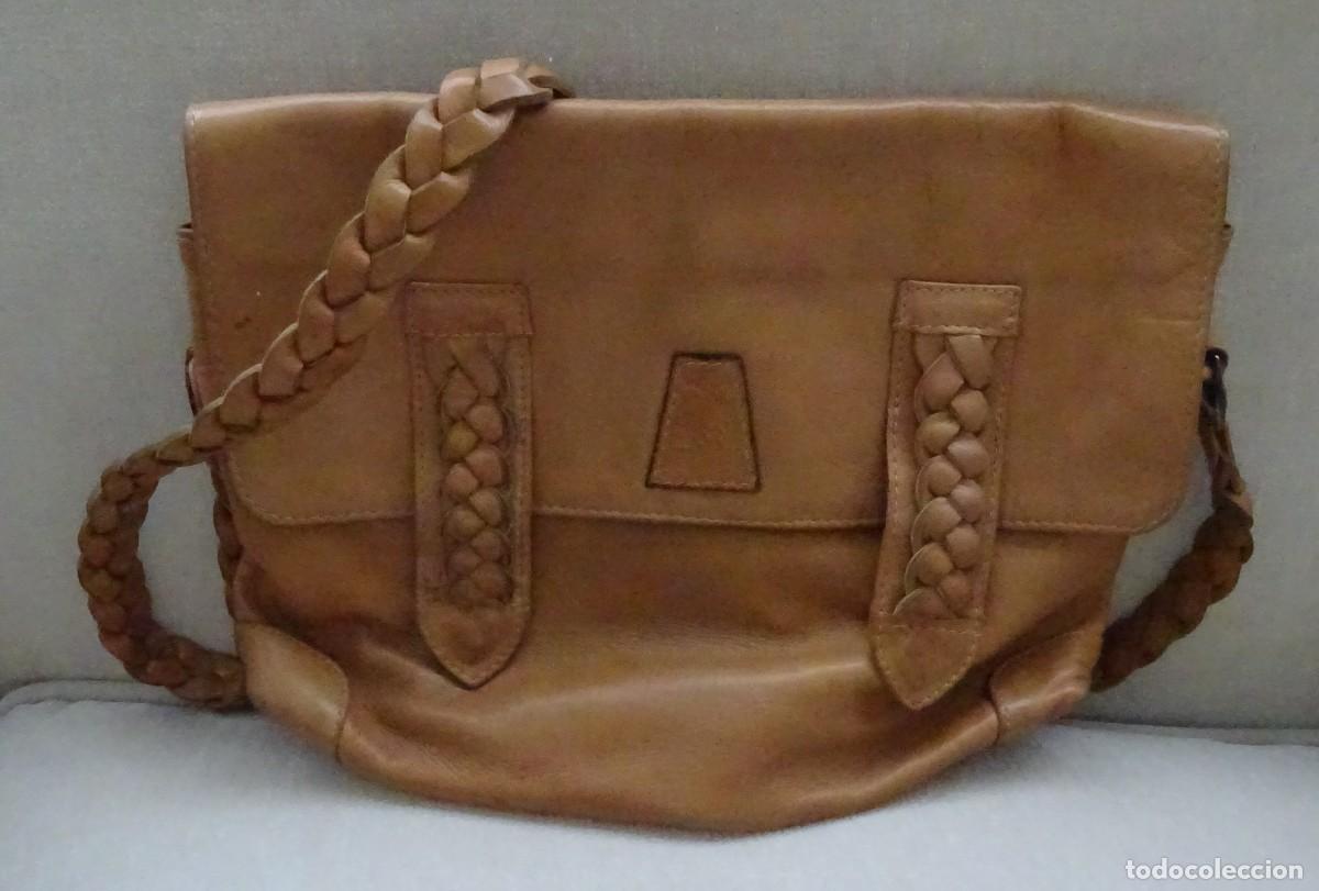 Vintage: BOLSO BANDOLERA VINTAGE DE PIEL COLOR CAMEL, ASA TRENZADA, MARCA SACO, A&Ntilde;OS 70