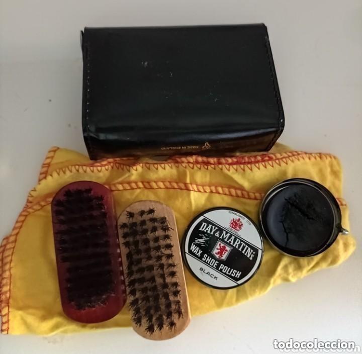 Vintage: Vintage Shoe Shine Kit de viaje con cepillos bayeta y crema de zapatos Day & Martin. Made in England