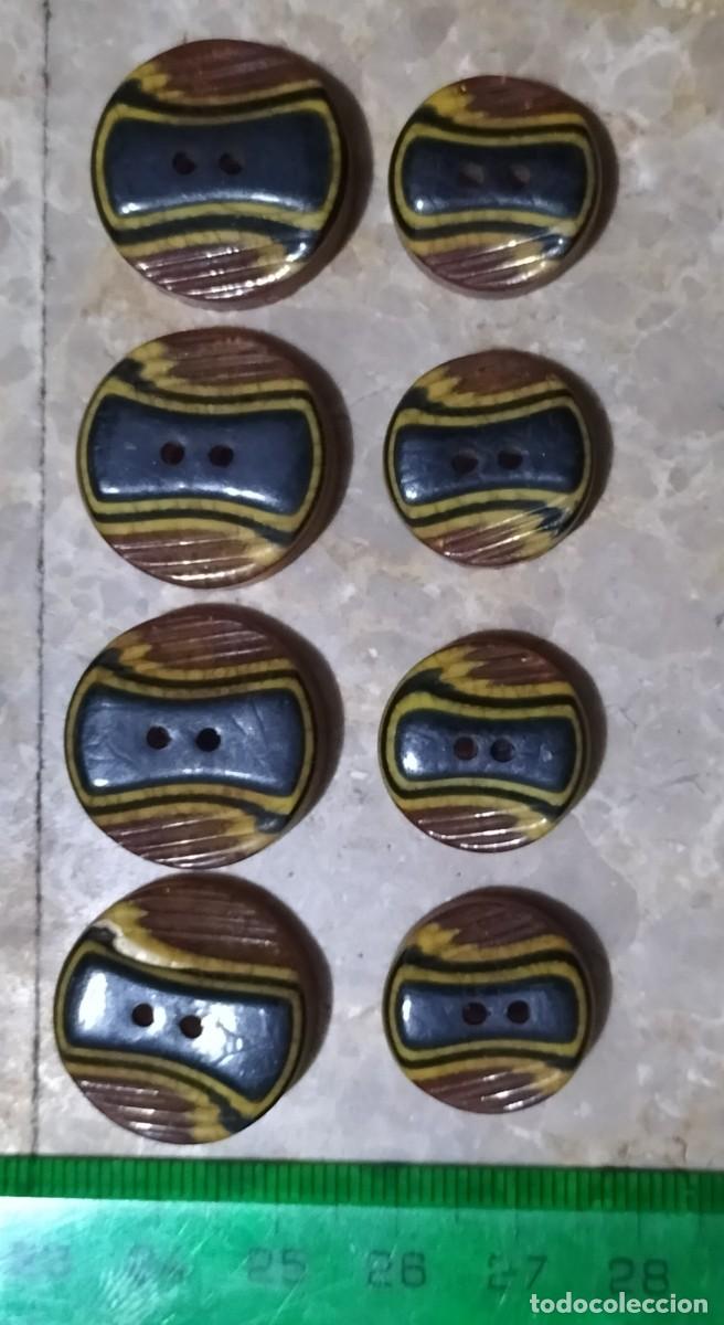 Vintage: Lote de 8 botones vintage tricolores. 3 de 21mm y 3 de 16mm