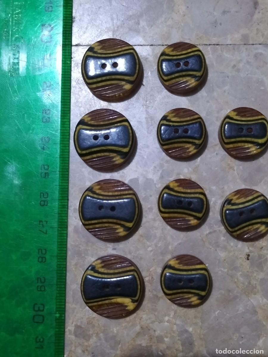 Vintage: Lote de 10 botones vintage tricolores. 4 de 21mm y 5 de 16mm
