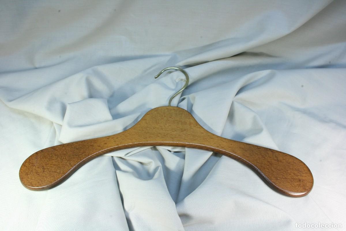 Vintage: PERCHA DE MADERA ANCHA. VINTAGE. WIDE WOODEN HANGER. VINTAGE.