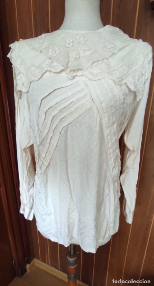 Vintage: BLUSA VINTAGE ROMANTICA COBRE/BEIGE - ENCAJE, PLISADOS DIAGONALES Y CUELLO BOBO.