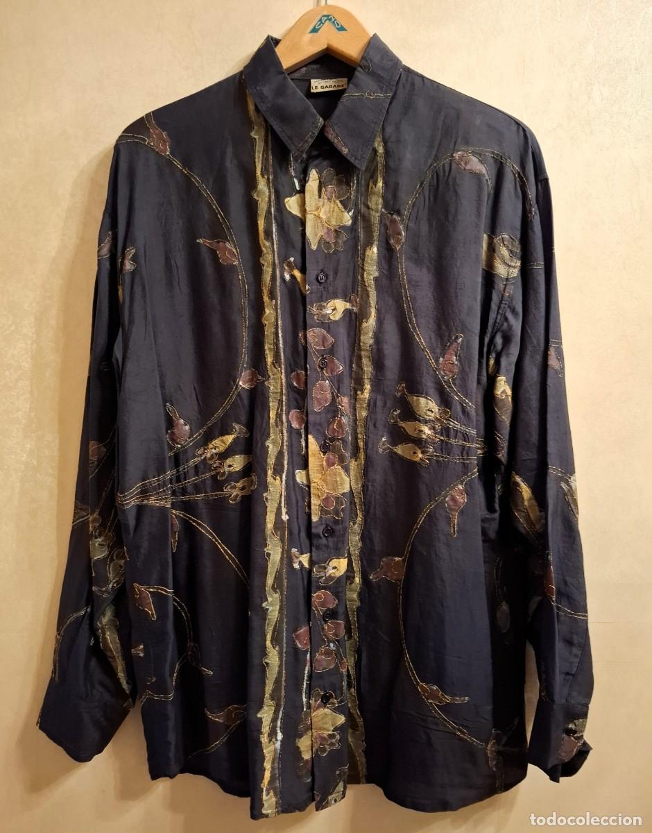 Vintage: Camisa negra de hombre con manga larga, bordada con hilo dorado metalizado y dibujos pintados a mano