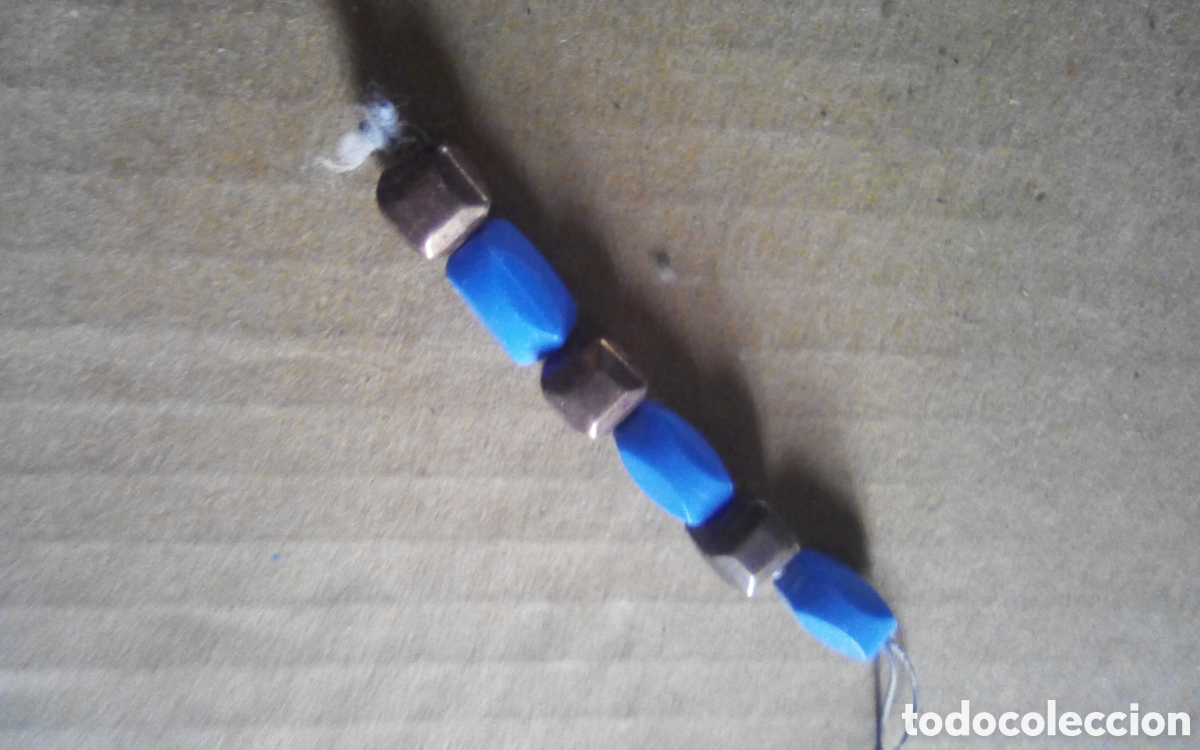 Vintage: Pieza de pulsera de bisuter&iacute;a en pl&aacute;stico. Cuentas azules y doradas.
