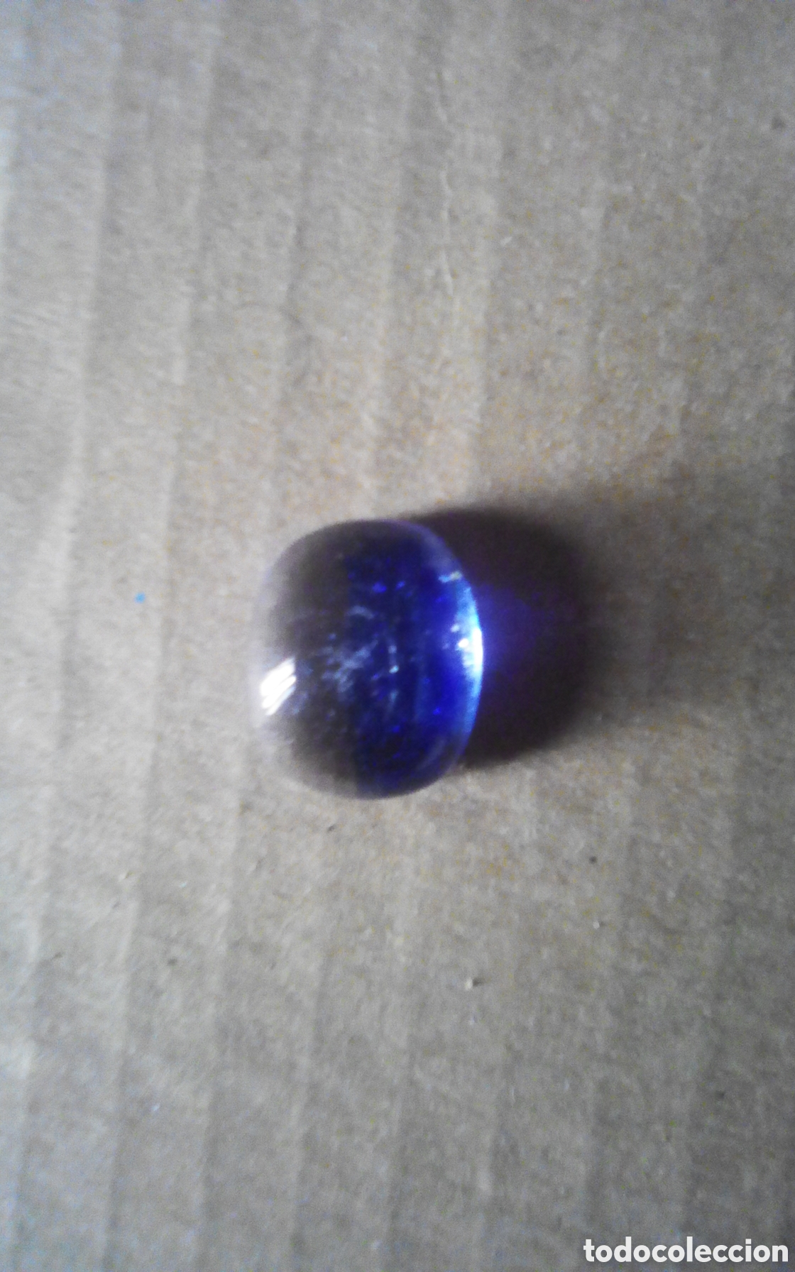 Vintage: Gema de cristal de un colgante. Mitad color azul. Mide 18 mm.