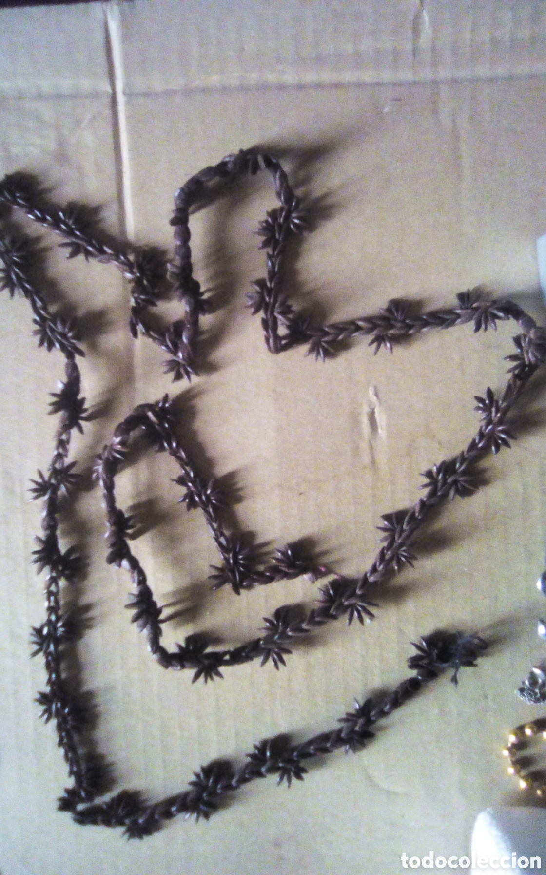 Vintage: Collar de cuentas marrones tipo granos de cebada cosidas. Mide de largo 110 cm.