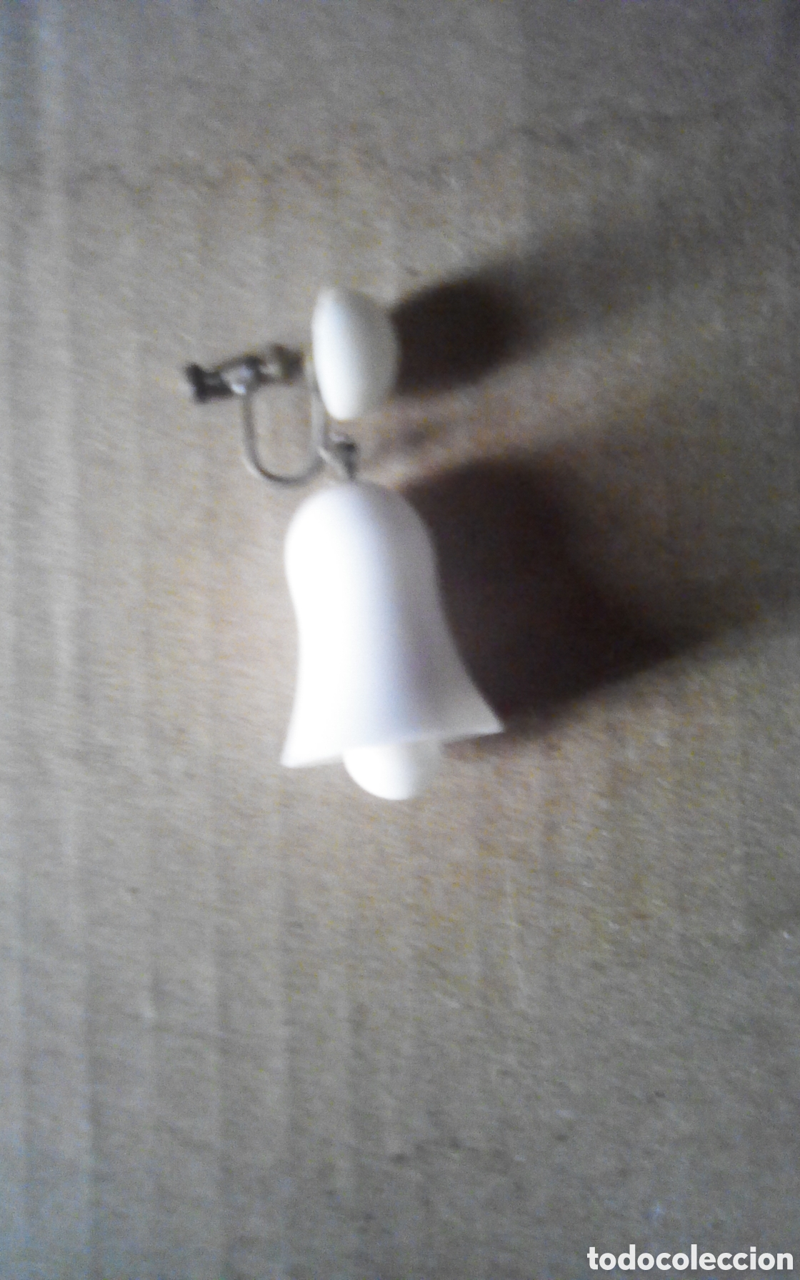 Vintage: Antiguo pendiente fantas&iacute;a de bisuter&iacute;a, campana de pl&aacute;stico blanco. Mide 4 cm.