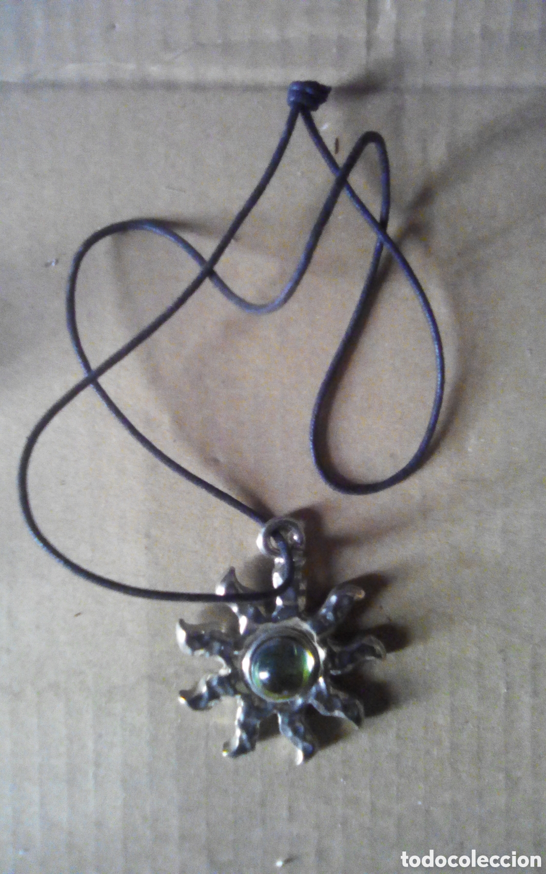 Vintage: Colgante sol de metal con gema central de cristal. Mide 5 cm.