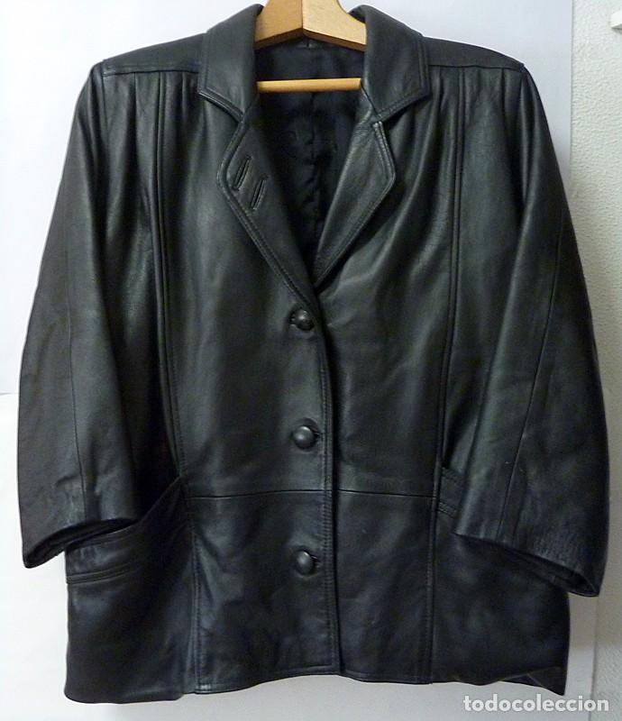 Vintage: SUAVE Y AMPLIO CHAQUET&Oacute;N DE CUERO NEGRO -SOLAPA DE MUESCA -BOLSILLOS DIAGONAL -MARCA: KUZU (TURQU&Iacute;A)