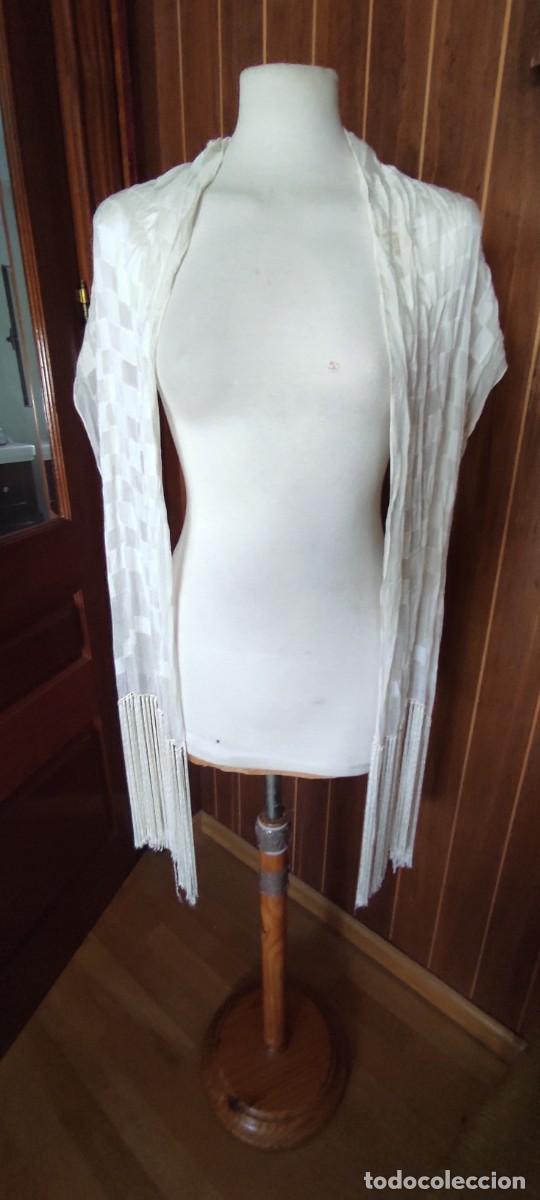 Vintage: ELEGANTE ESTOLA / CHALINA BLANCA MARFIL EN DAMERO CON FLECOS LARGOS. - 155x30 cm