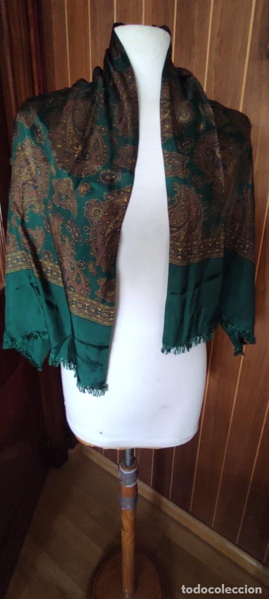 Vintage: CHAL / FULAR VINTAGE ESTAMPADO CACHEMIRA / PAISLEY VERDE ESMERALDA CON FLECOS - 126x44 cm
