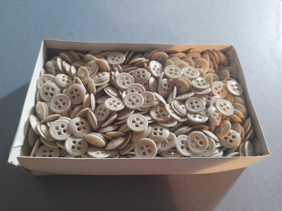 Vintage: Caja de botones vintage de 1cm aprox, 154g con la caja, hay cientos de botones.