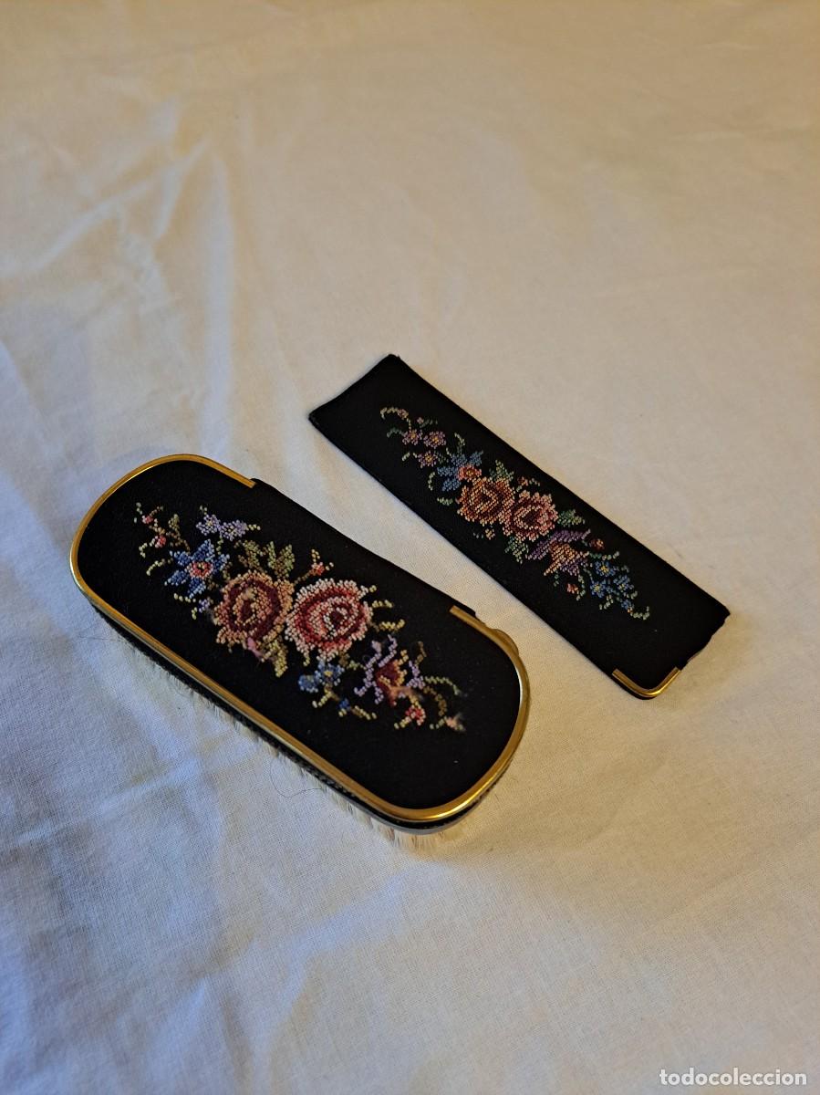 Vintage: Conjunto de peine, cepillo y costurero de bolso, hecho y bordado a mano, a&ntilde;os 50