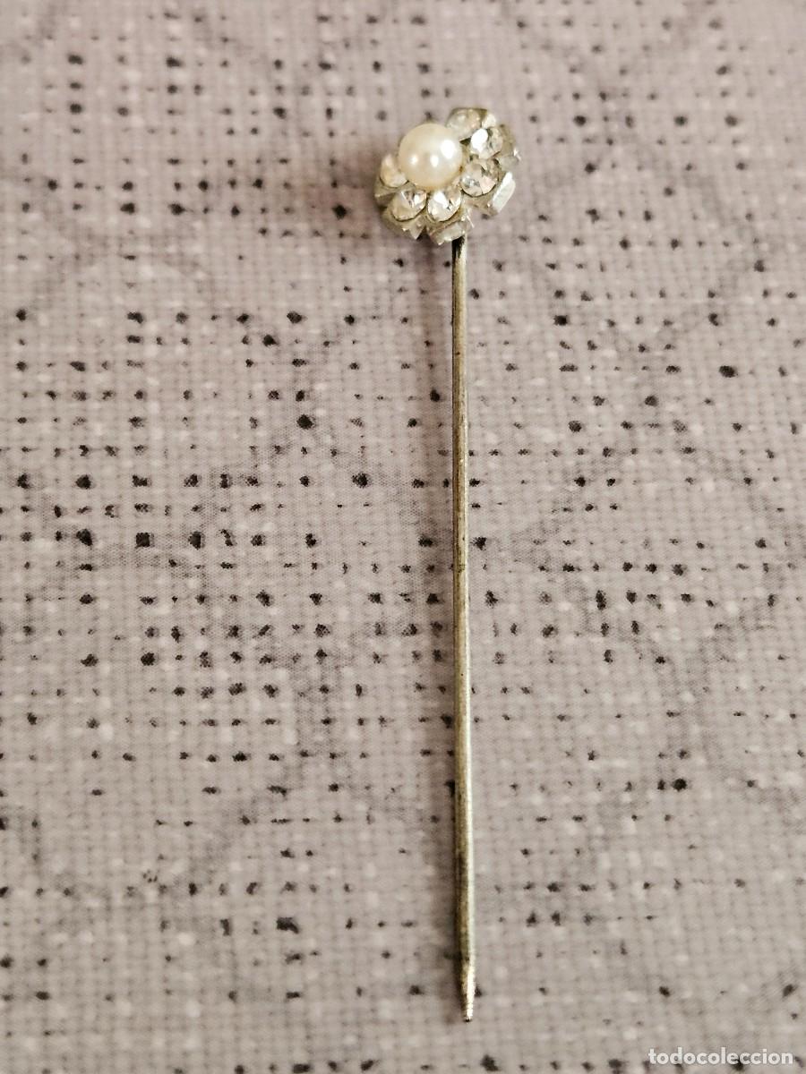 Vintage: Antigua Alfiler Plateado Con Dise&ntilde;o Flor Adornado Con Peque&ntilde;as Incrustaciones De Strass- Perla.