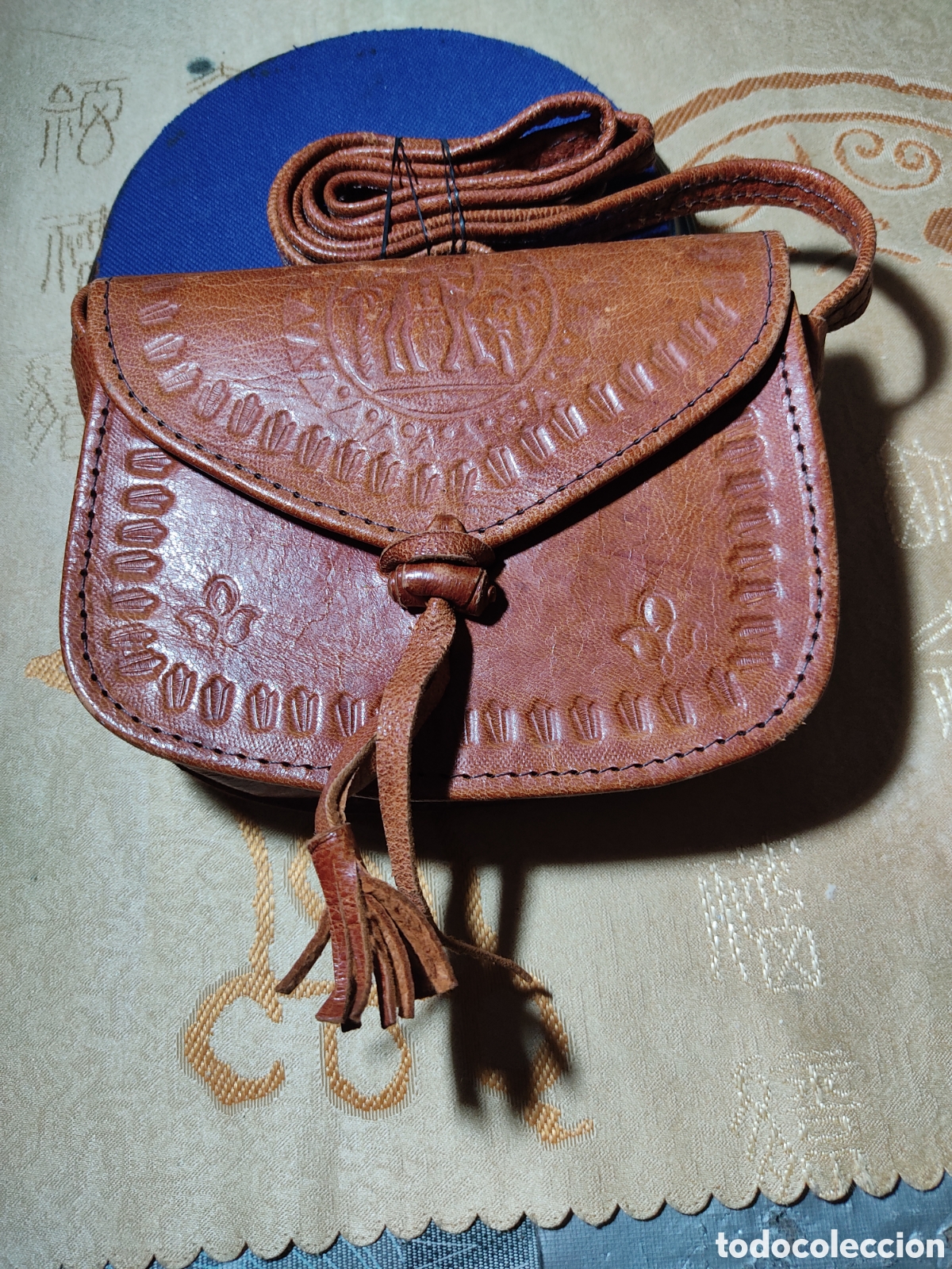Vintage: Peque&ntilde;o bolso de fina piel curtida con dibujo de prensa.Vintage.