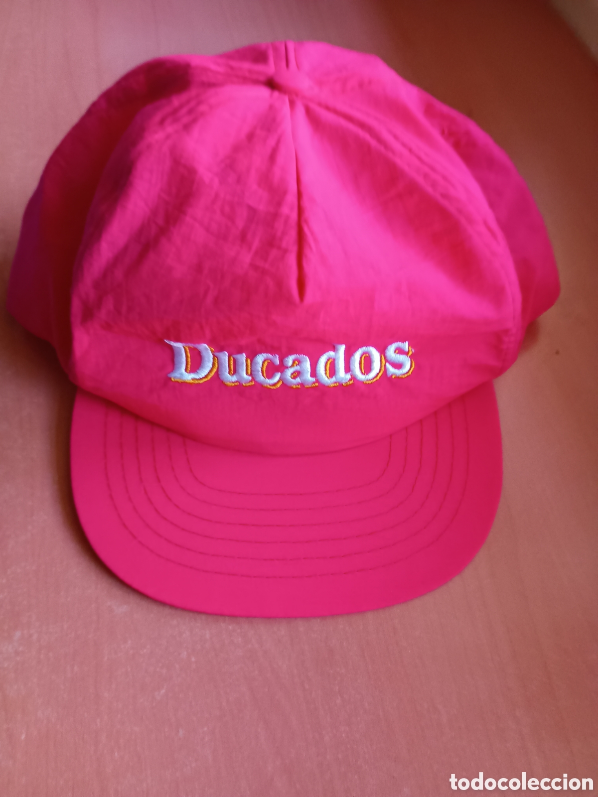 Vintage: Gorra Ducados nueva, de color rosa