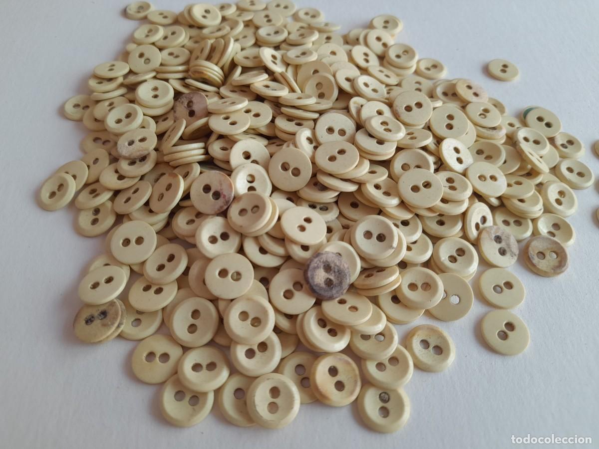 Vintage: lote de botones vintage, diametro 1cm aprox, unos 300, pesan 70g aprox