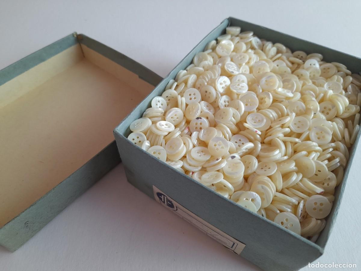 Vintage: gran lote botones de nacar 1cm aprox de diametro, pesan 850g aprox, unos 1000 botones aprox