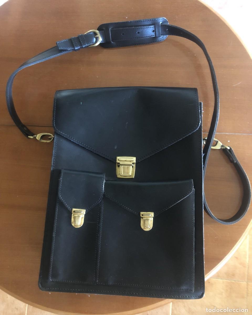 Vintage: Malet&iacute;n cuero negro con correa 30x40 cm