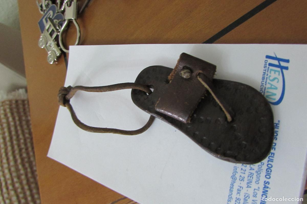 Vintage: CHANCLA DE CUERO PARA COLGANTE