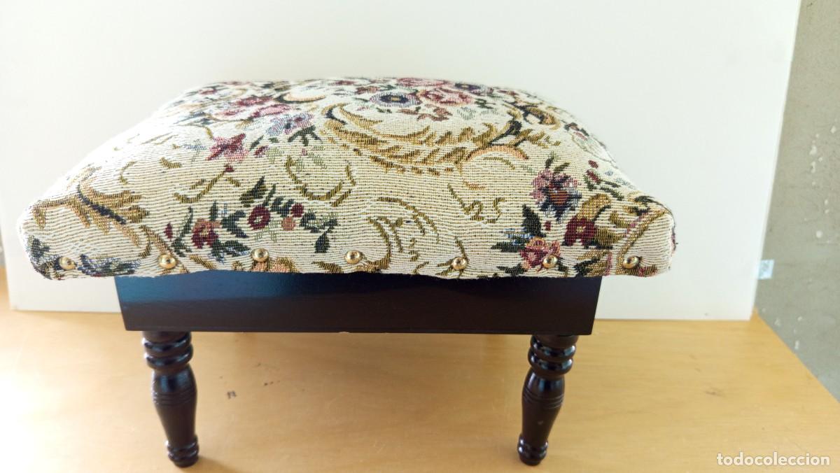 Vintage: Taburete vintage franc&eacute;s peque&ntilde;o con compartimento de almacenamiento en una tela con estampado