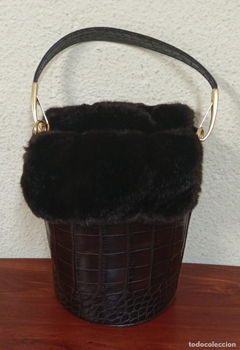 Vintage: BOLSO VINTAGE CUBO PIEL COCODRILO CON PELO SINT&Eacute;TICO 22 CM. ALTURA COMO NUEVO