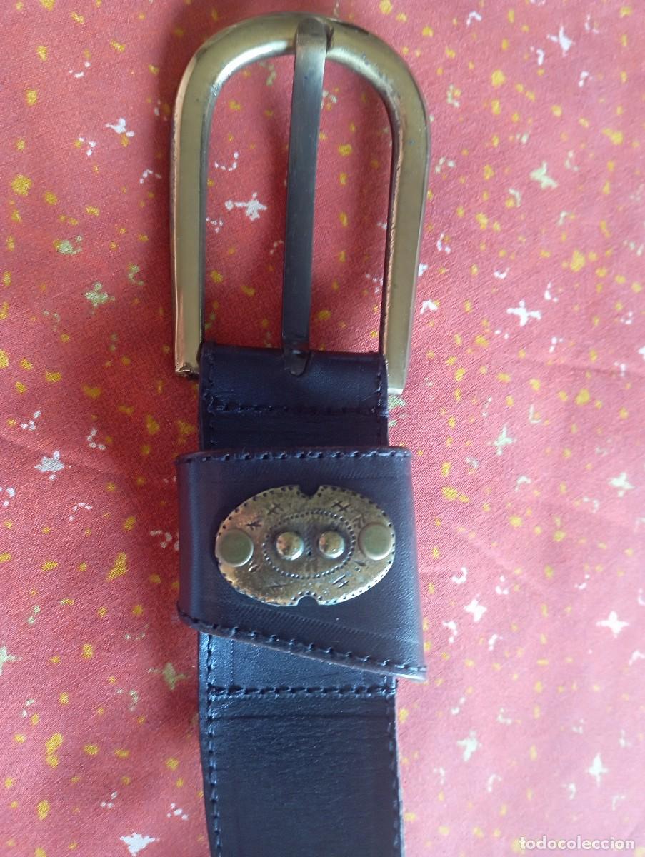 Vintage: Cintur&oacute;n de cuero con herrajes en lat&oacute;n/bronce, firma &ldquo;Salvador Dal&iacute;&rdquo; grabada al reverso (lic