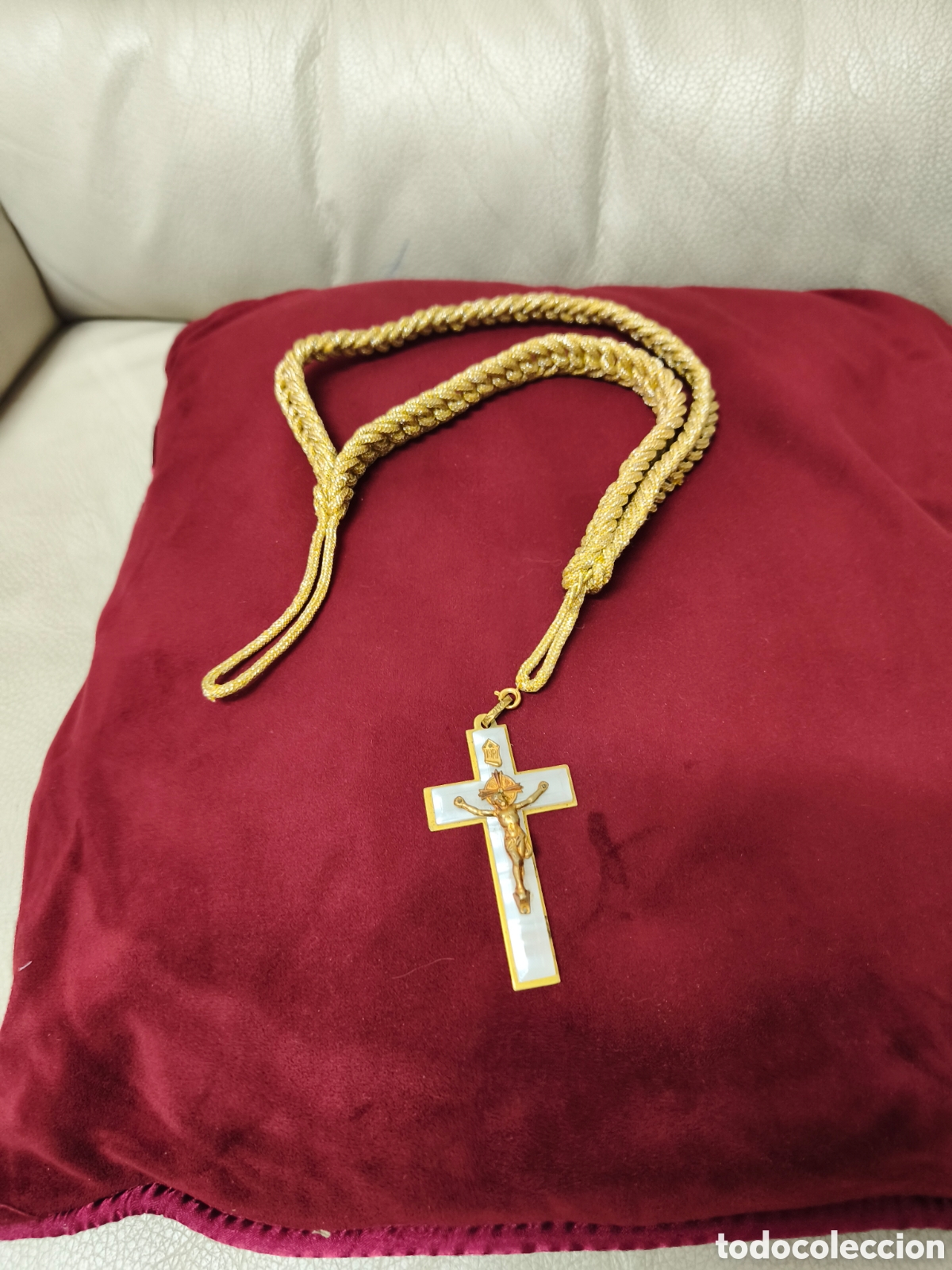 Vintage: Cinta de Primera Comuni&oacute;n con cruz de metal.