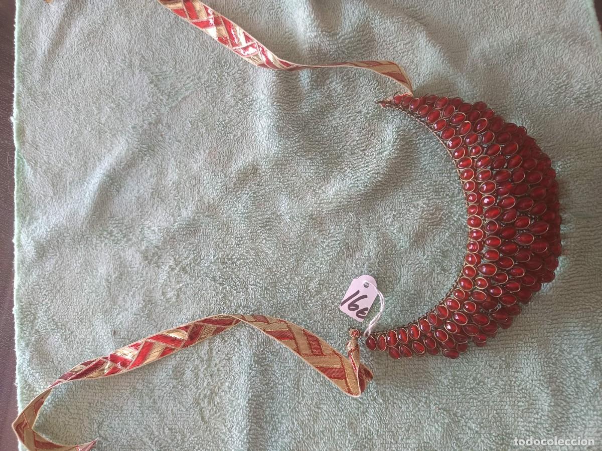 Vintage: Collar gargantilla en tono rojo con un dise&ntilde;o de m&uacute;ltiples cuentas con una cinta estampada
