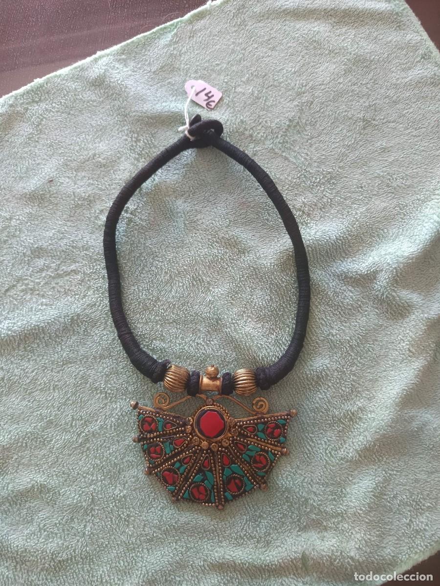 Vintage: Collar de estilo &eacute;tnico y bohemio presenta un cord&oacute;n negro trenzado y un vistoso colgante met&aacute;lico