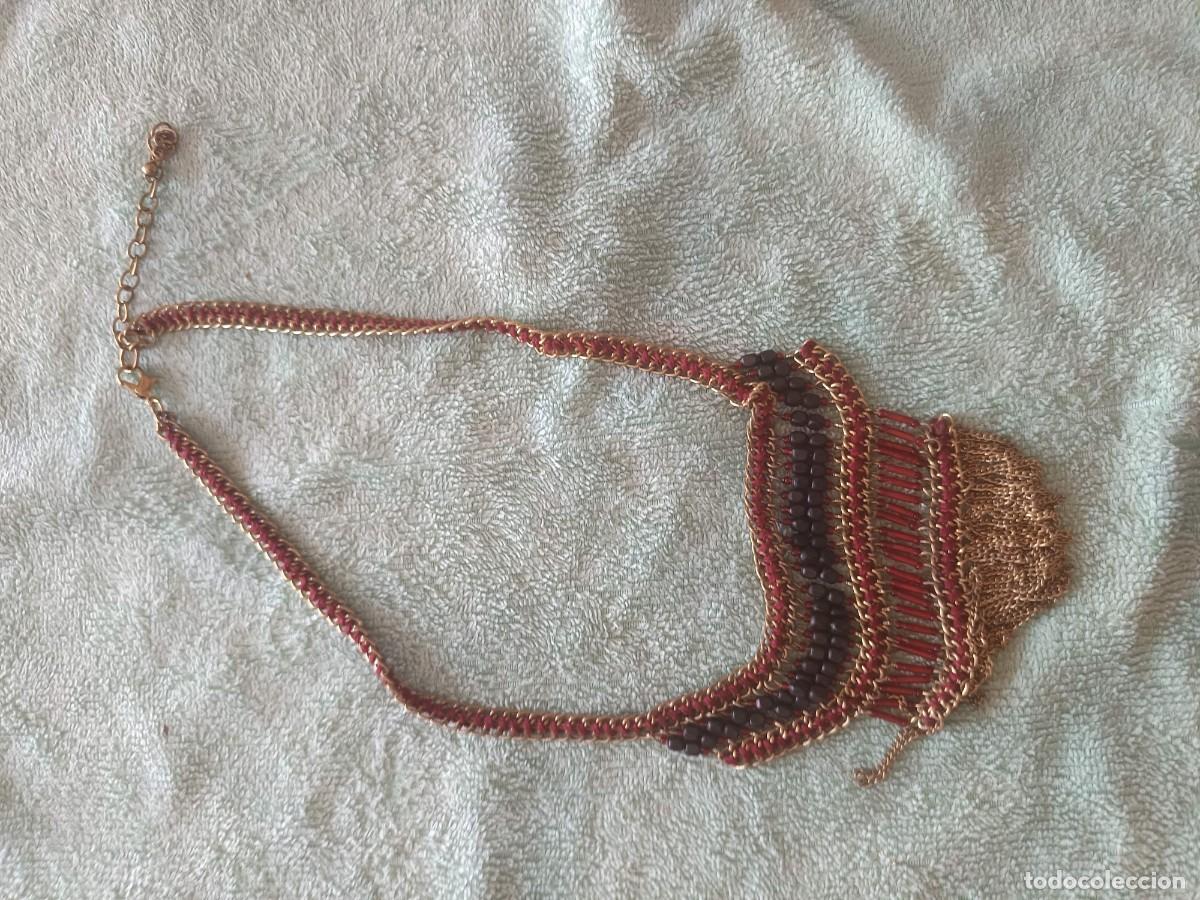 Vintage: Collar de estilo &eacute;tnico, combina abalorios y cuentas en tonos granates y rojos