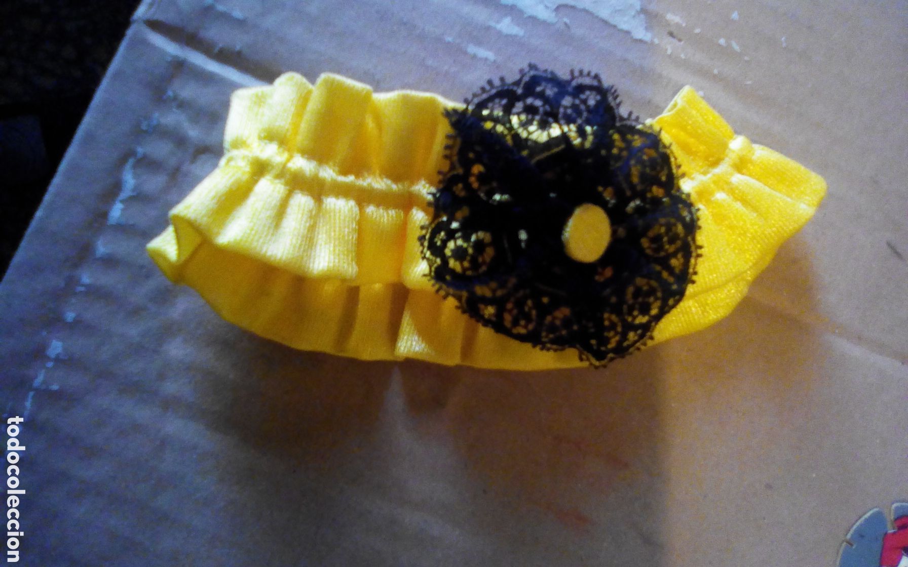 Vintage: Liguero de fantas&iacute;a color amarillo con flor negra de encaje.